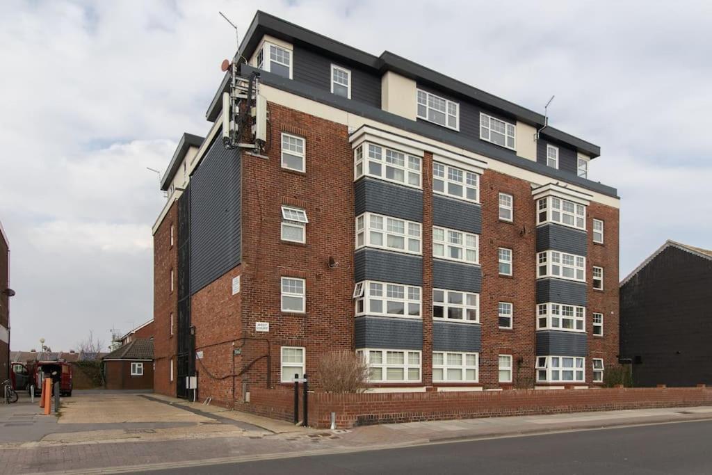 Open Mind Property - Southsea With Free Parking Portsmouth Exterior photo